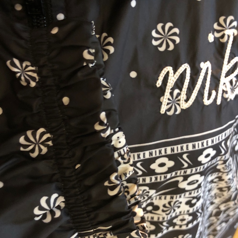 Nike Women’s Sportswear Bandana Print Jacket - Picture 5 of 7